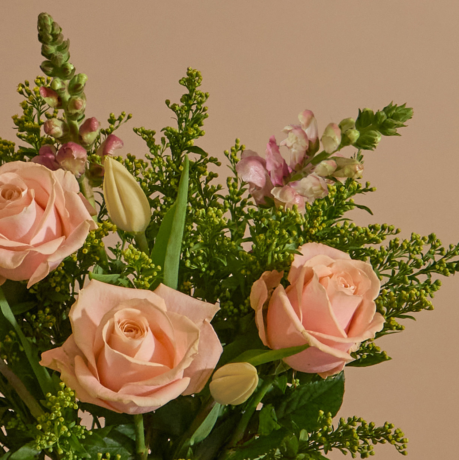 Valentin's Day flower bouquet with roses & tulips | Send flowers online | Sun-washed Parchment | size: letterbox, photo 3