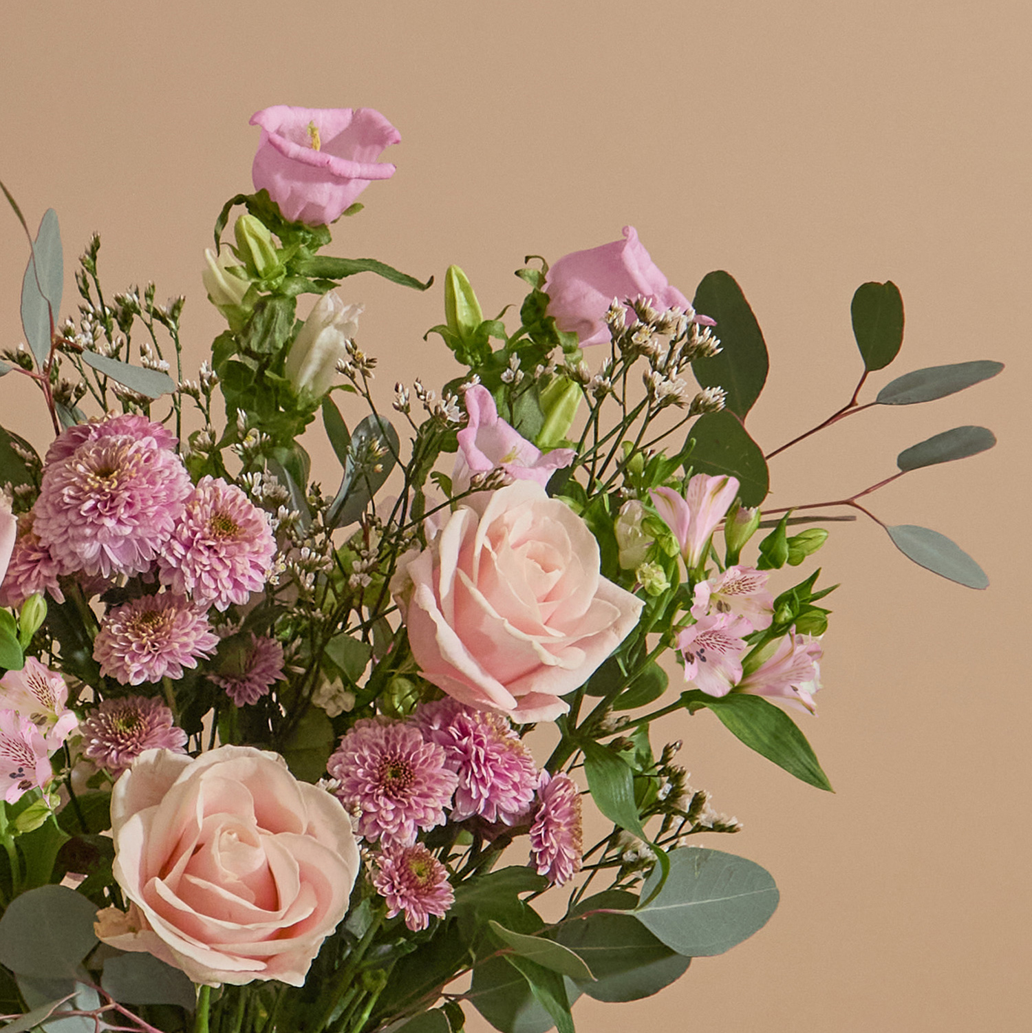 Valentin's Day flower bouquet with roses & chrysantheme | Send flowers online | Cascading Chimes | size: classic, photo 3