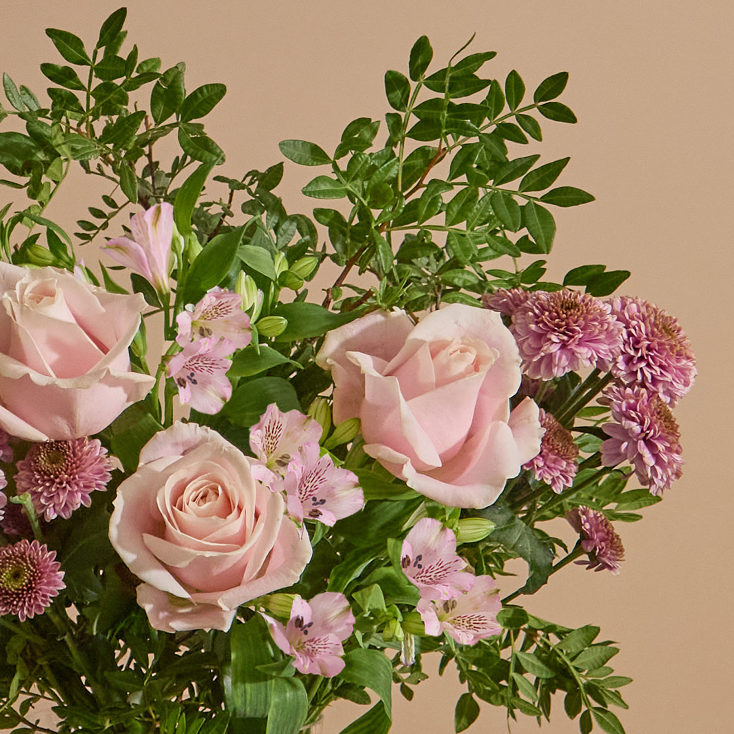 Valentin's Day flower bouquet with roses & santini | Send flowers online | Cascading Chimes | size: letterbox, photo 3