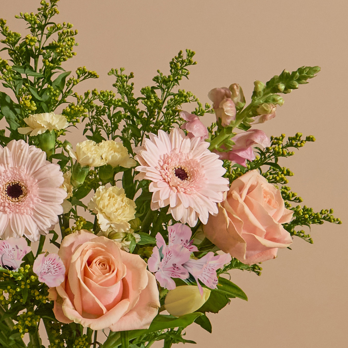 Valentin's Day flower bouquet with roses & germini | Send flowers online | Sun-washed Parchment | size: classic, photo 3